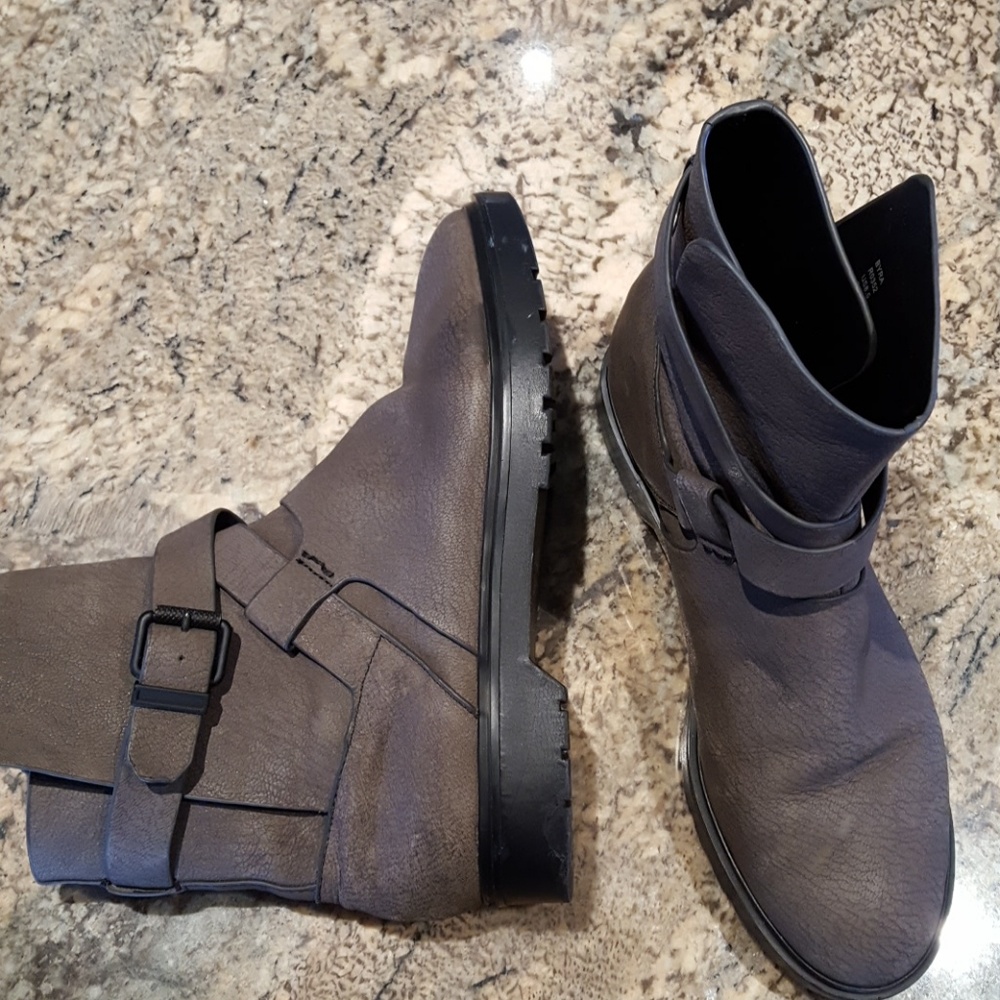 Stylish Gray Women's Boots